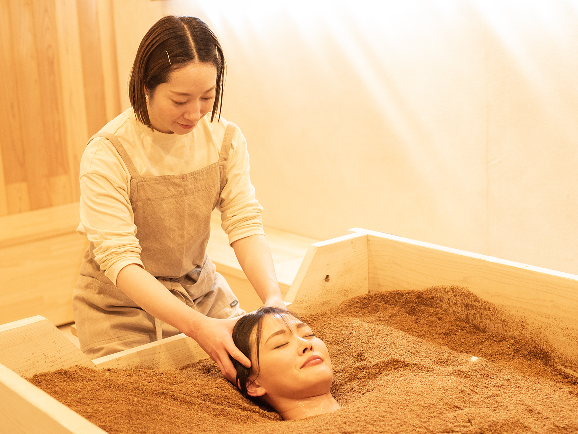 酵素風呂でヘッドスパを受けている様子
