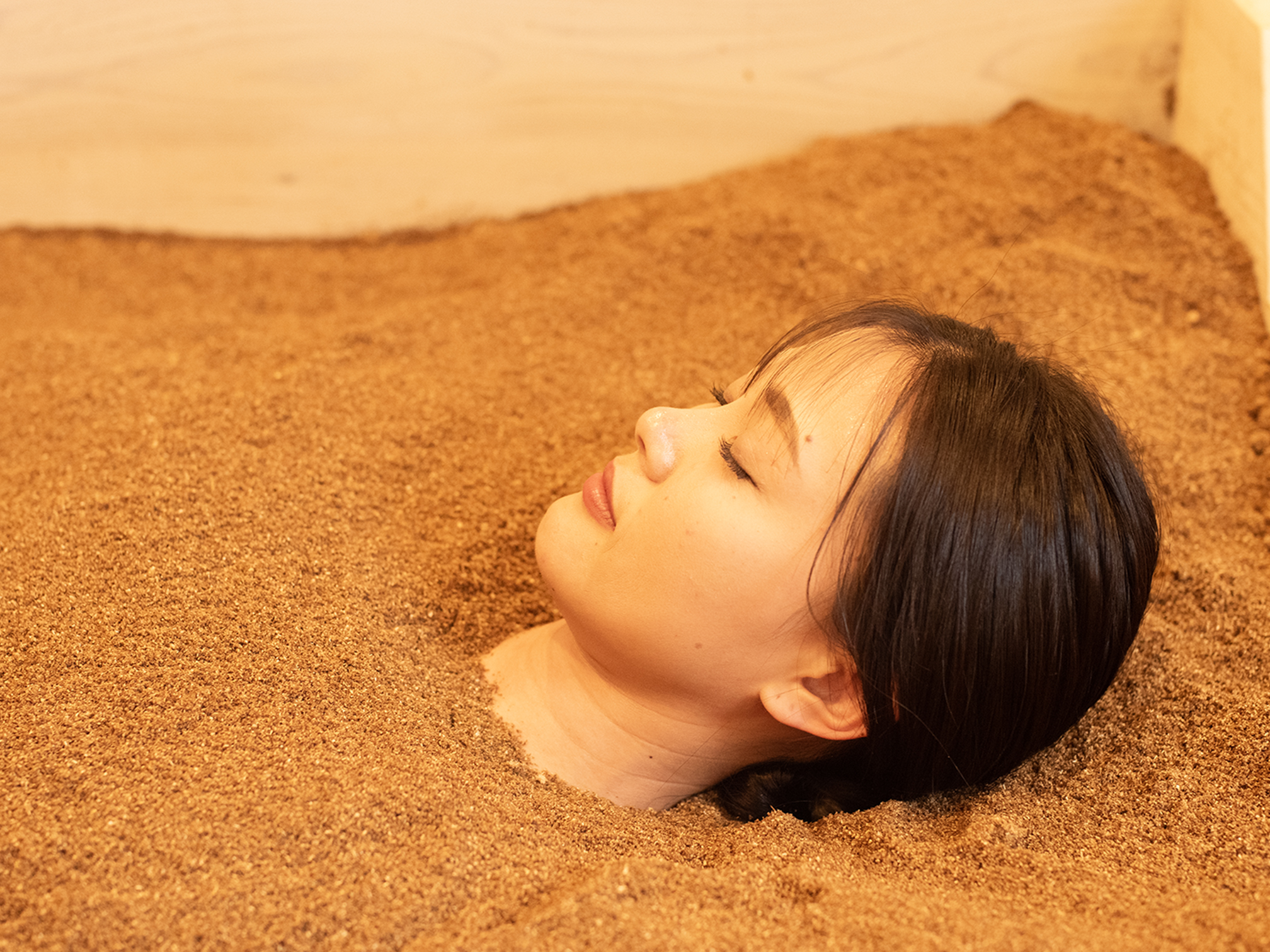 酵素風呂でくつろぐ様子